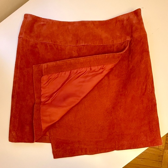 ❣️BNWOT❣️ 100% Leather Asymmetrical Forever 21 Contemporary Mini Skirt Size S - Picture 4 of 7